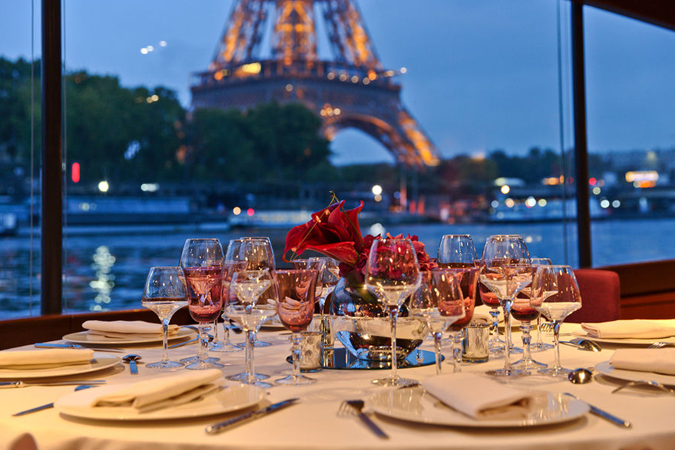 louer bateau a paris tour eiffel